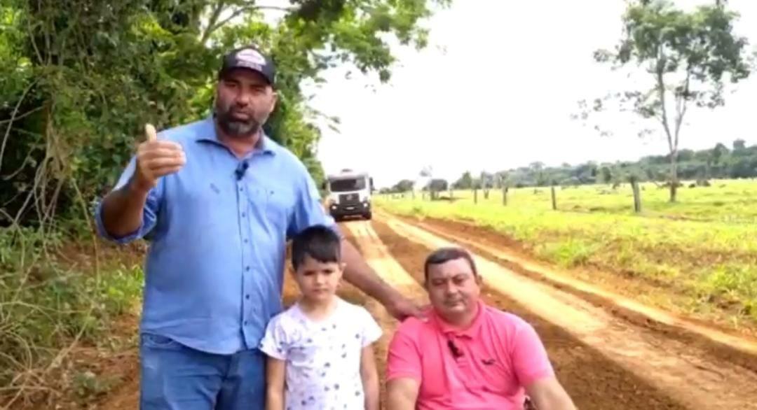Prefeito Mirandao e vereador Bugao Cassol vistoria obras de cascalhamento da linha 15.