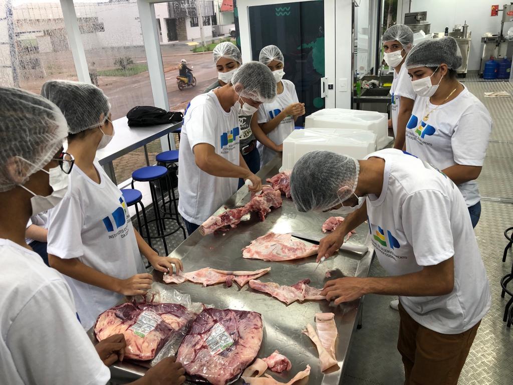 Inscrições para cursos na Escola Móvel de Piscicultura e Frigorífico seguem até o dia 17 de abril em Costa Marques
