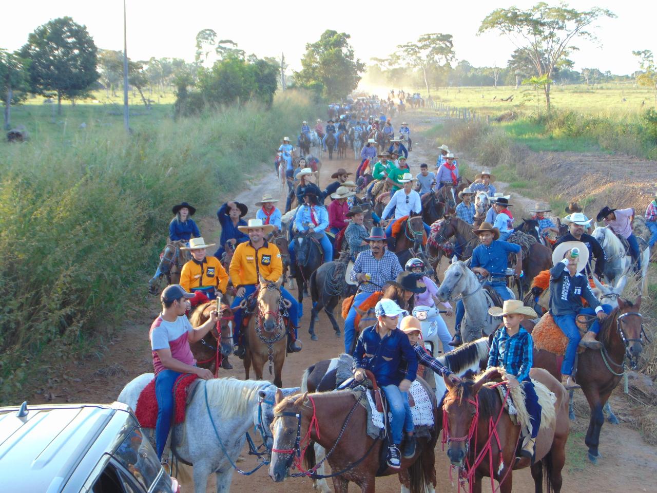 Mais de 400 cavaleiros participam da cavalgada que antecede o 3° Rodeio Rural da Fazenda Karandá linha 58 em São Domingos.