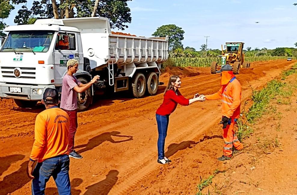 Obras em Costa Marques: Deputada Lebrinha acompanha recuperação da estrada do Forte Príncipe e reforma em escola