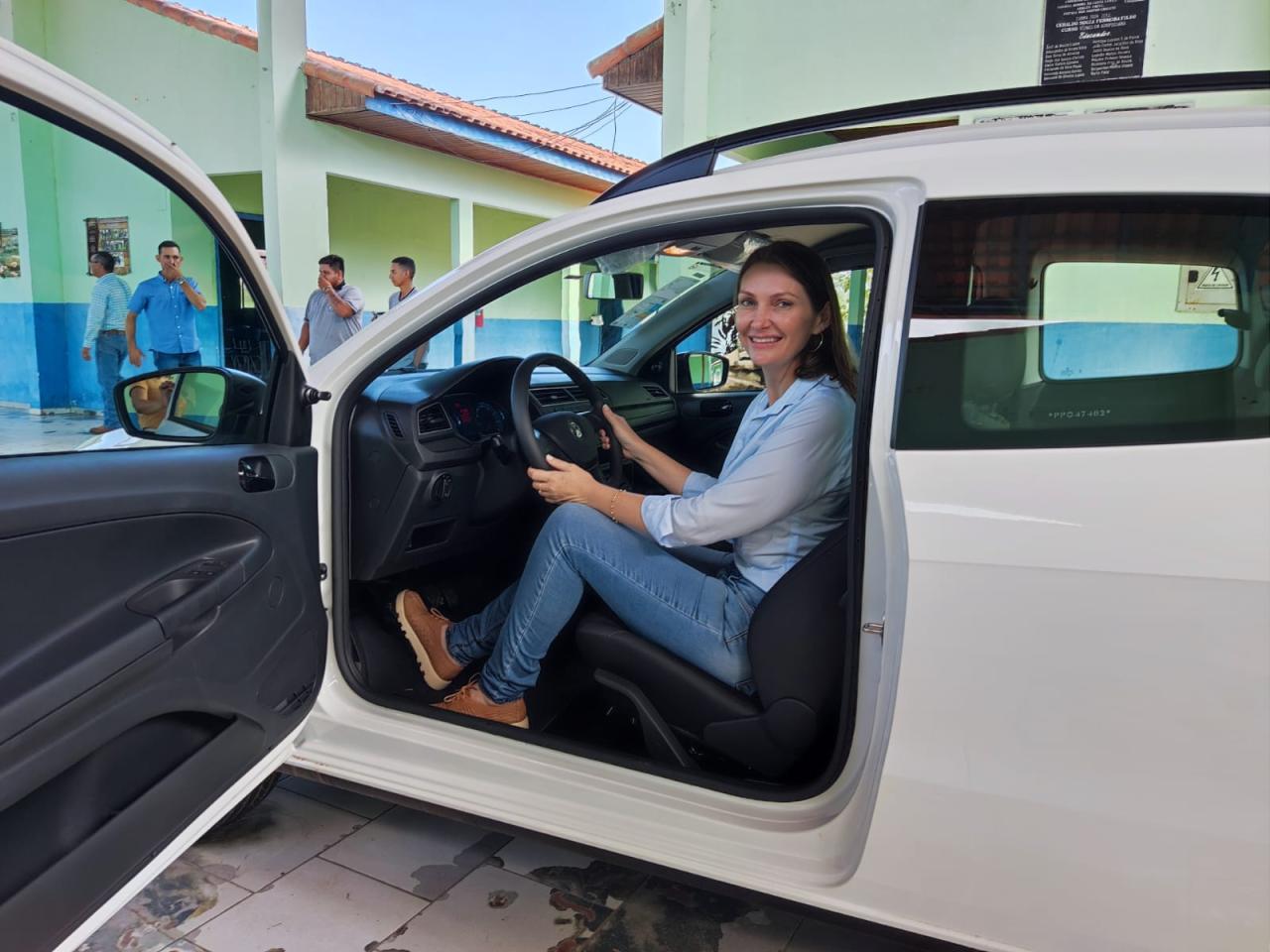 Deputada Lebrinha entrega veículo novo para a Escola Família Agrícola Vale do Guaporé