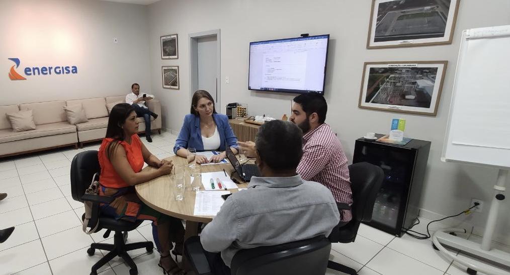 Na ENERGISA, deputada Lebrinha e vereadora Juliane expõem as necessidades de Costa Marques