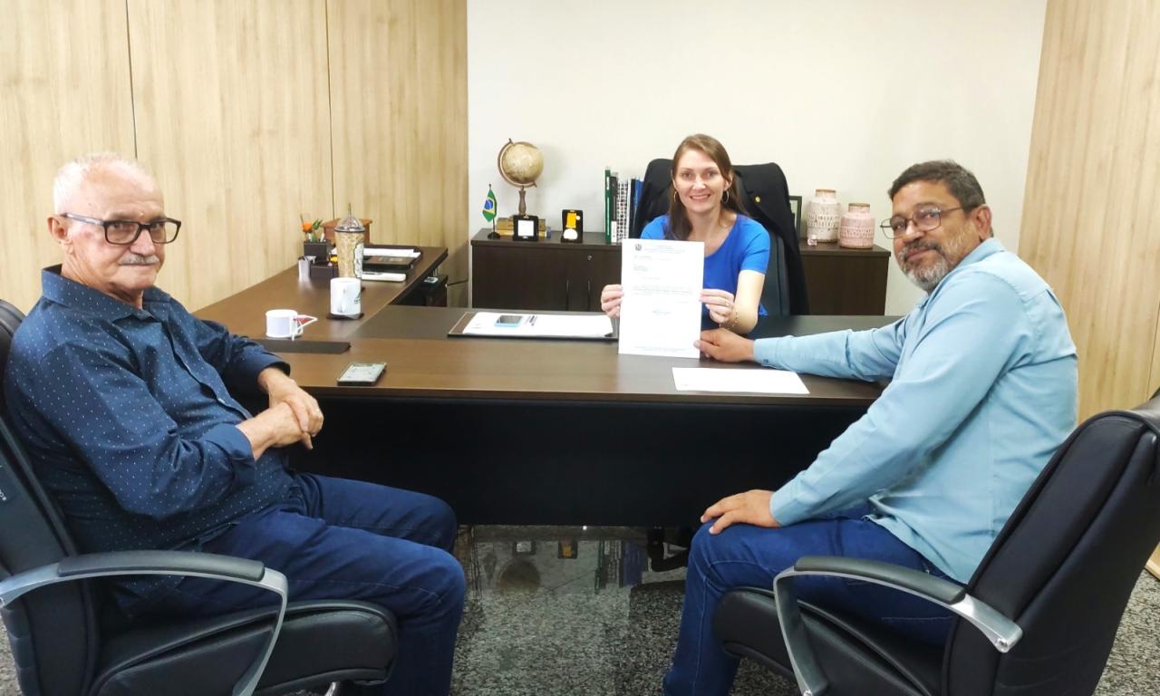 Lebrinha comemora investimento para iluminação da Vila Eldorado, em São Francisco do Guaporé