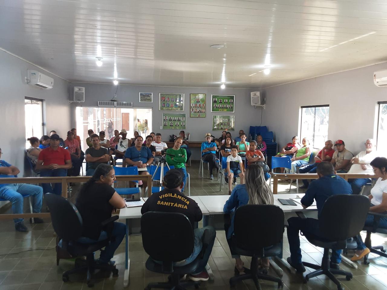 Representantes de entidades e feirantes de Costa Marques realiza reunião visando qualidade na venda dos produtos da feira.