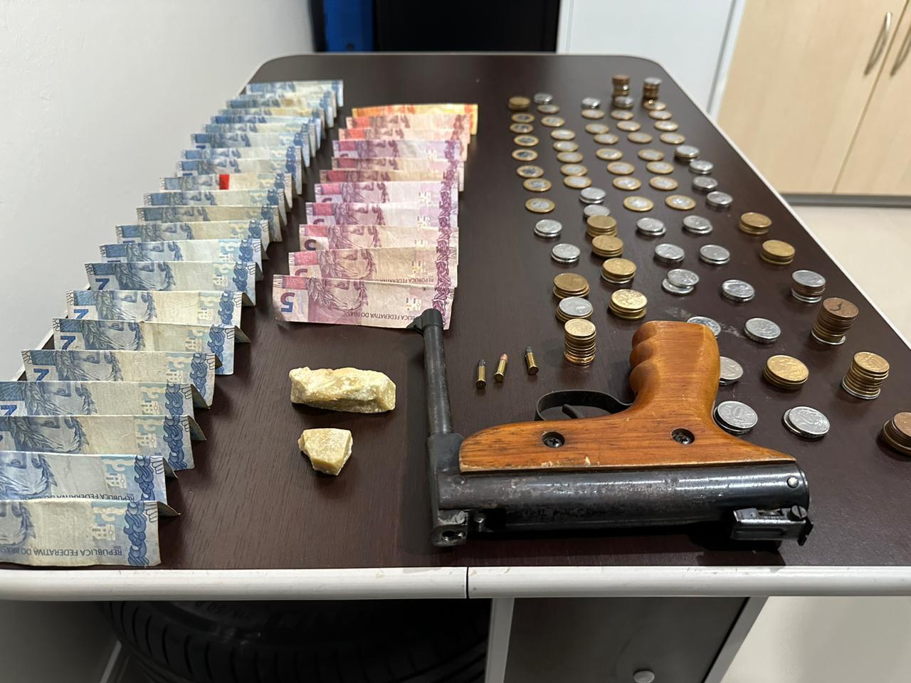 Em São Francisco do Guaporé durante a cumprimento de mandato de prisão em desfavor a suspeito, Polícia Civil e Militar aprende drogas em residência.