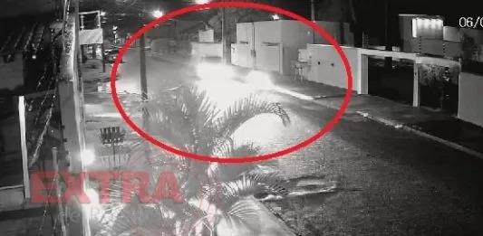 Câmera de segurança registra momento em que caminhão atinge motociclista em Vilhena