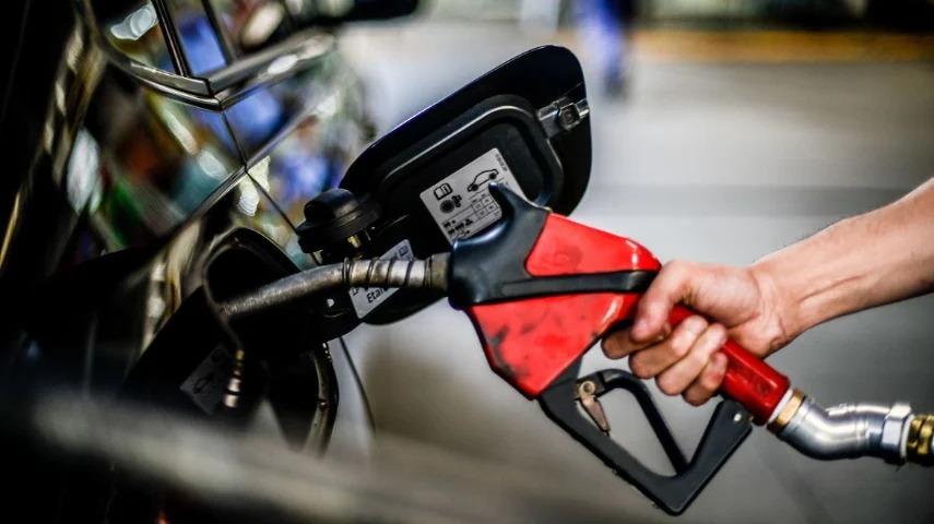 Preço médio da gasolina volta a subir depois de 5 semanas de queda