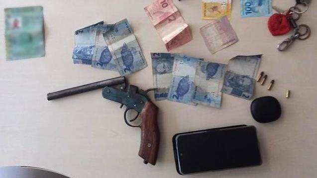 PRESIDENTE MÉDICI – HOMEM É PRESO PELA PM POR PORTE ILEGAL DE ARMA DE FOGO