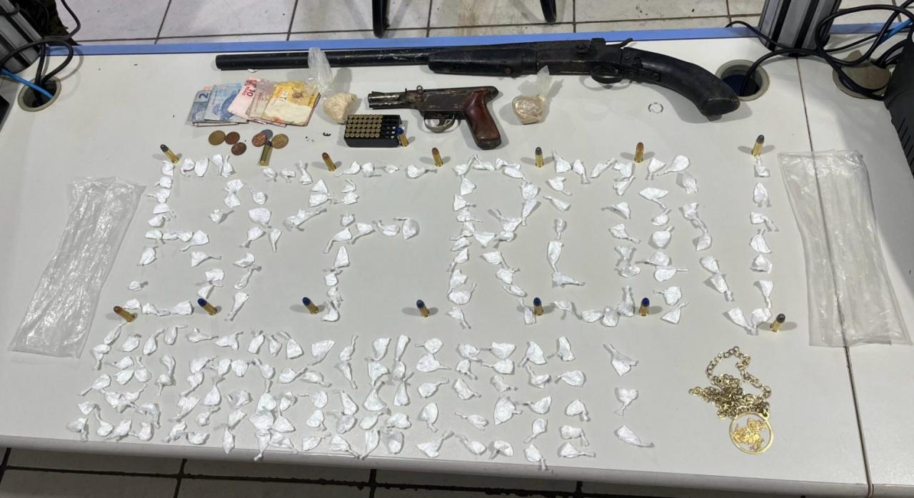 HOMEM É PRESO PELA POLÍCIA MILITAR NA ZONA LESTE DE PORTO VELHO COM ARMAS DE FOGO E DROGAS