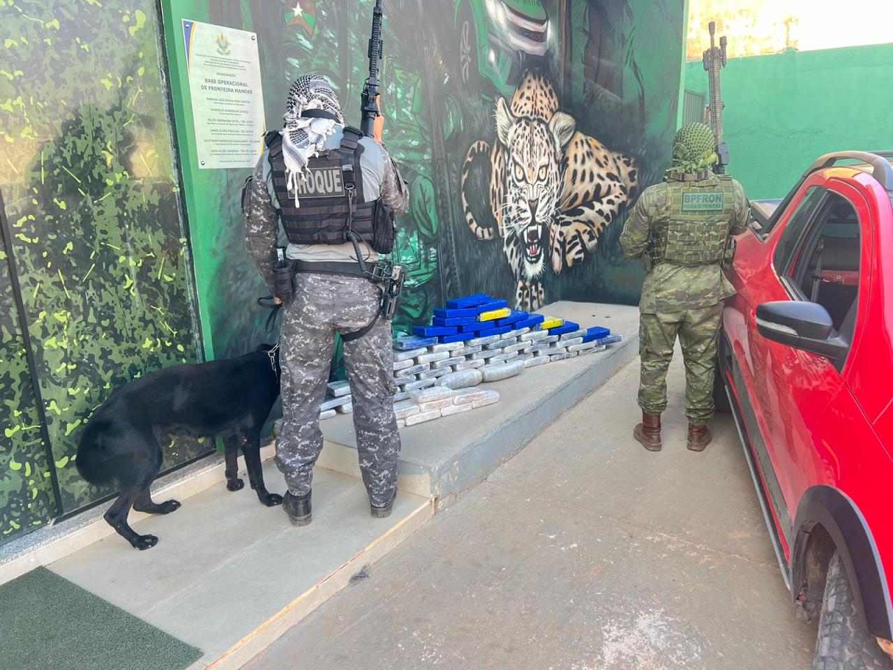 Polícia Militar apreende veiculo e cerca de 70 quilos de drogas