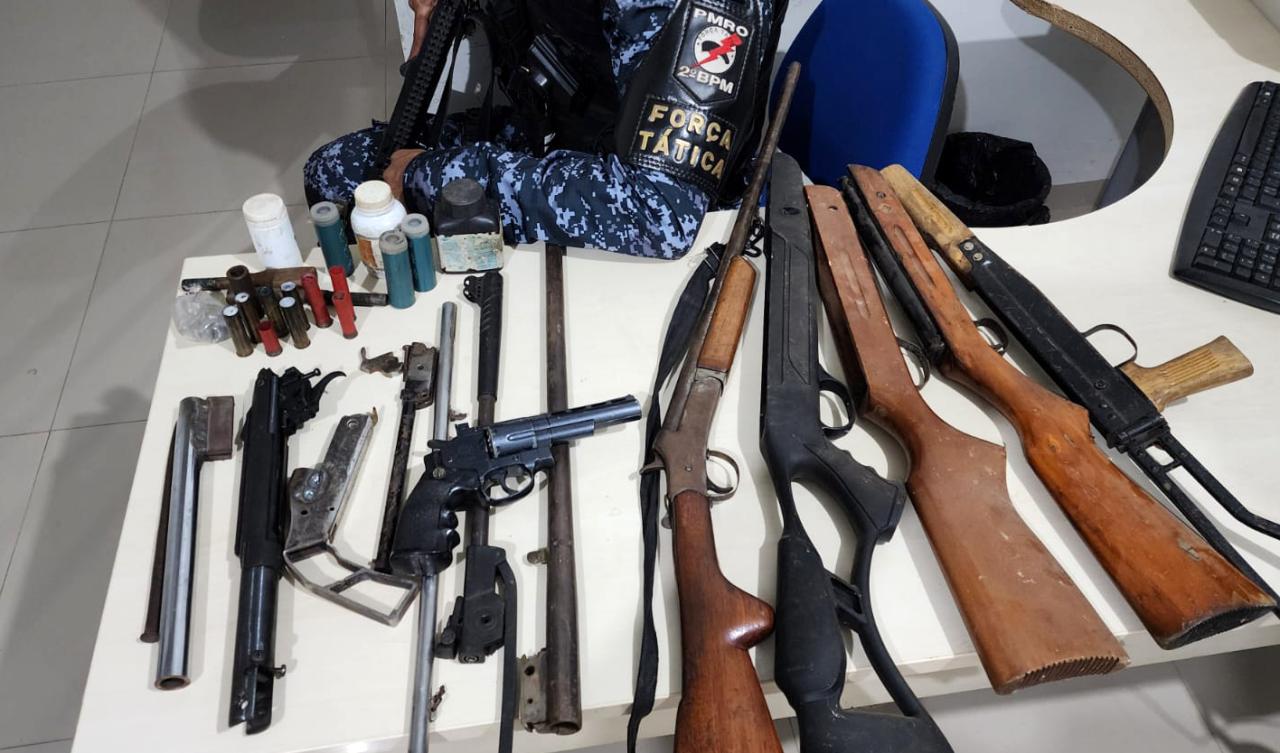 PRESIDENTE MÉDICI – Polícia Militar apreende armas de fogo e prende suspeito de fornecer armamento para facção criminosa