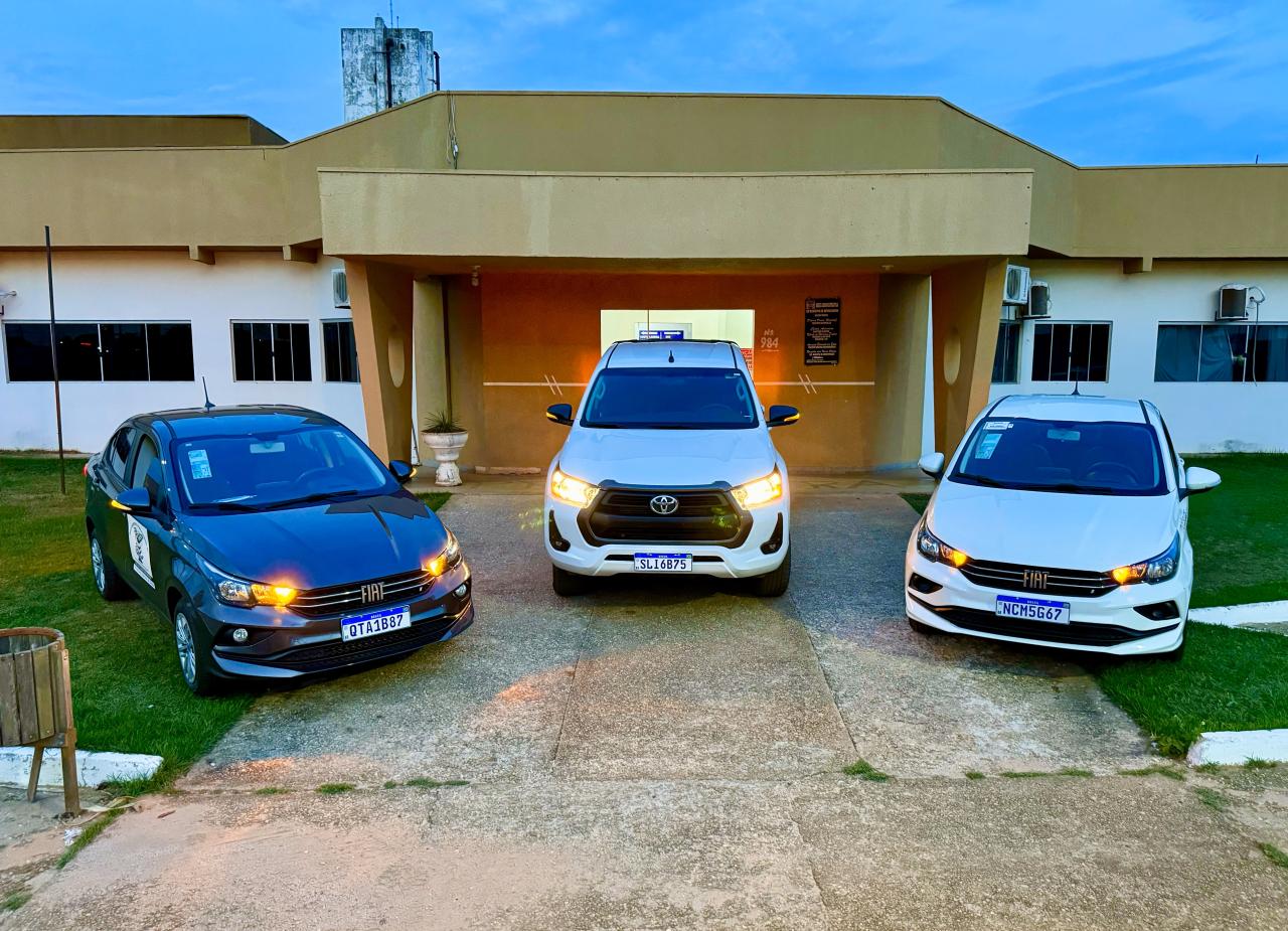 Deputada Lebrinha entrega três veículos para serviços essenciais em Seringueiras
