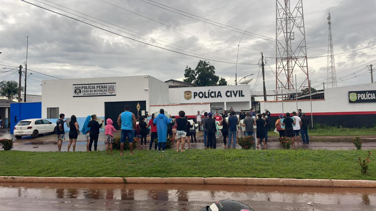 Populares e familiares pedem justiça sobre chacina ocorrida em São Francisco do Guaporé.