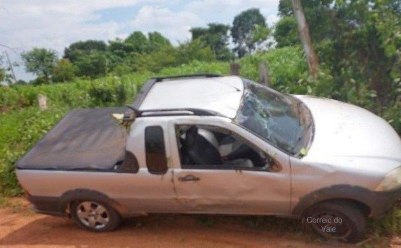 Condutor de Fiat Strada fica ferido após capotamento na estrada rural de Seringueiras