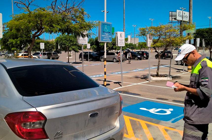 Estacionar em vagas destinas para pessoas com deficiência é infração gravíssima alerta Jailton Delogo