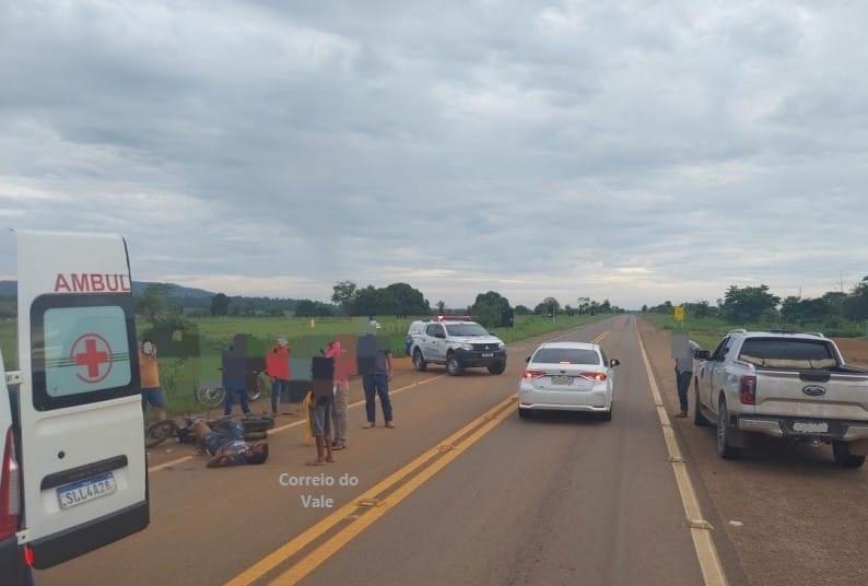 Motociclista é socorrido após cair em lombada no km 15 da BR 429, próximo a Costa Marques