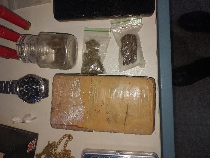 Ação policial resulta em prisão por tráfico de drogas e posse ilegal de munição