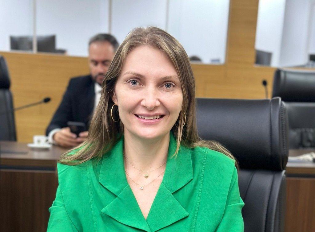 Mais de 60 feirantes em Costa Marques são beneficiados com bancas padronizadas adquiridas com recursos da Deputada Lebrinha