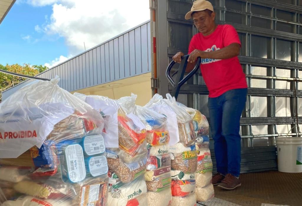 Governo de RO entrega cestas básicas e fardos de água para comunidades atingidas pela enchente em Porto Velho, Machadinho e Costa Marques