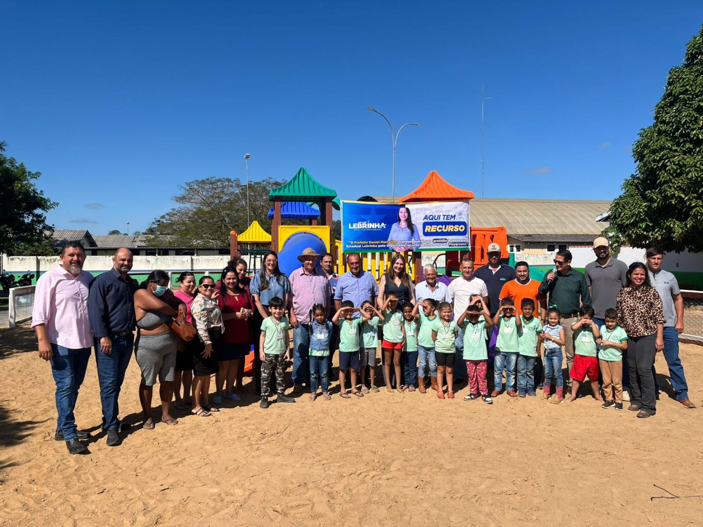 Deputada entrega playground e 400 mil para a saúde em Cacaulândia