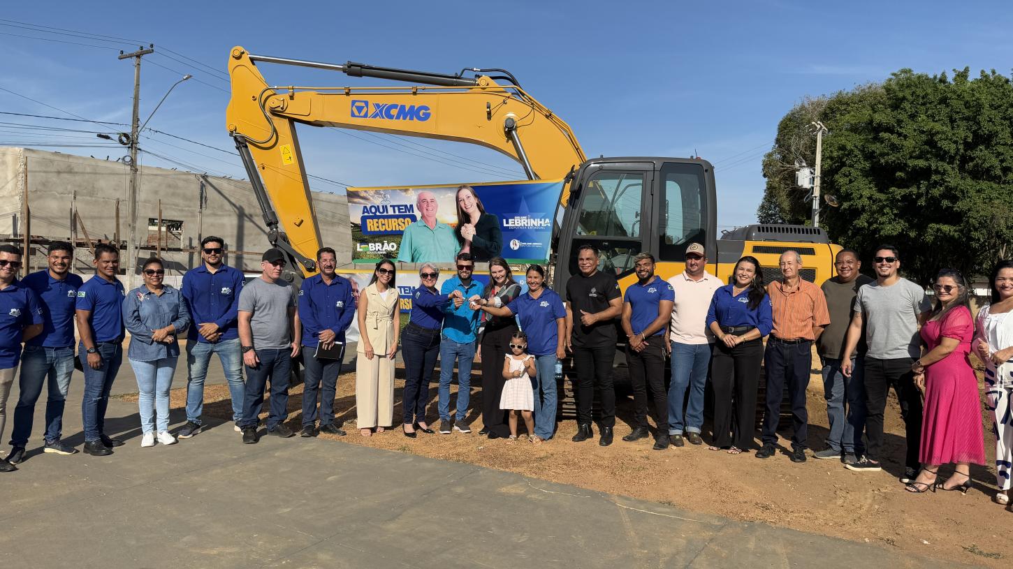Entrega de escavadeira hidráulica beneficia agricultura de Costa Marques por ação da deputada Lebrinha