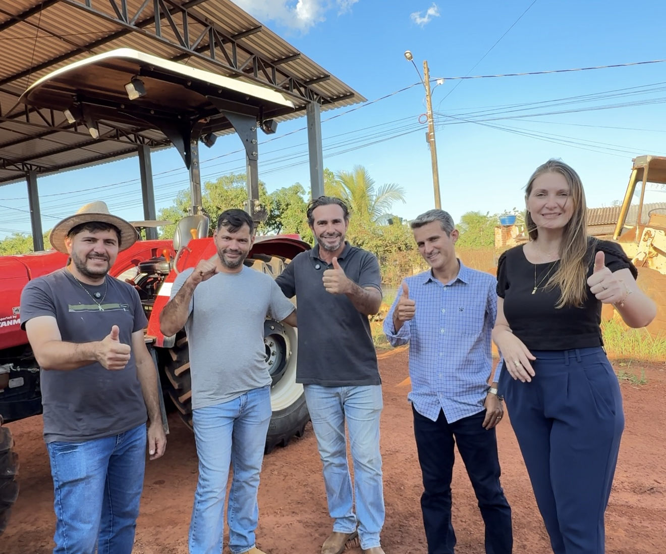 Deputada Gislaine Lebrinha anuncia novo trator para produtores de São Francisco do Guaporé