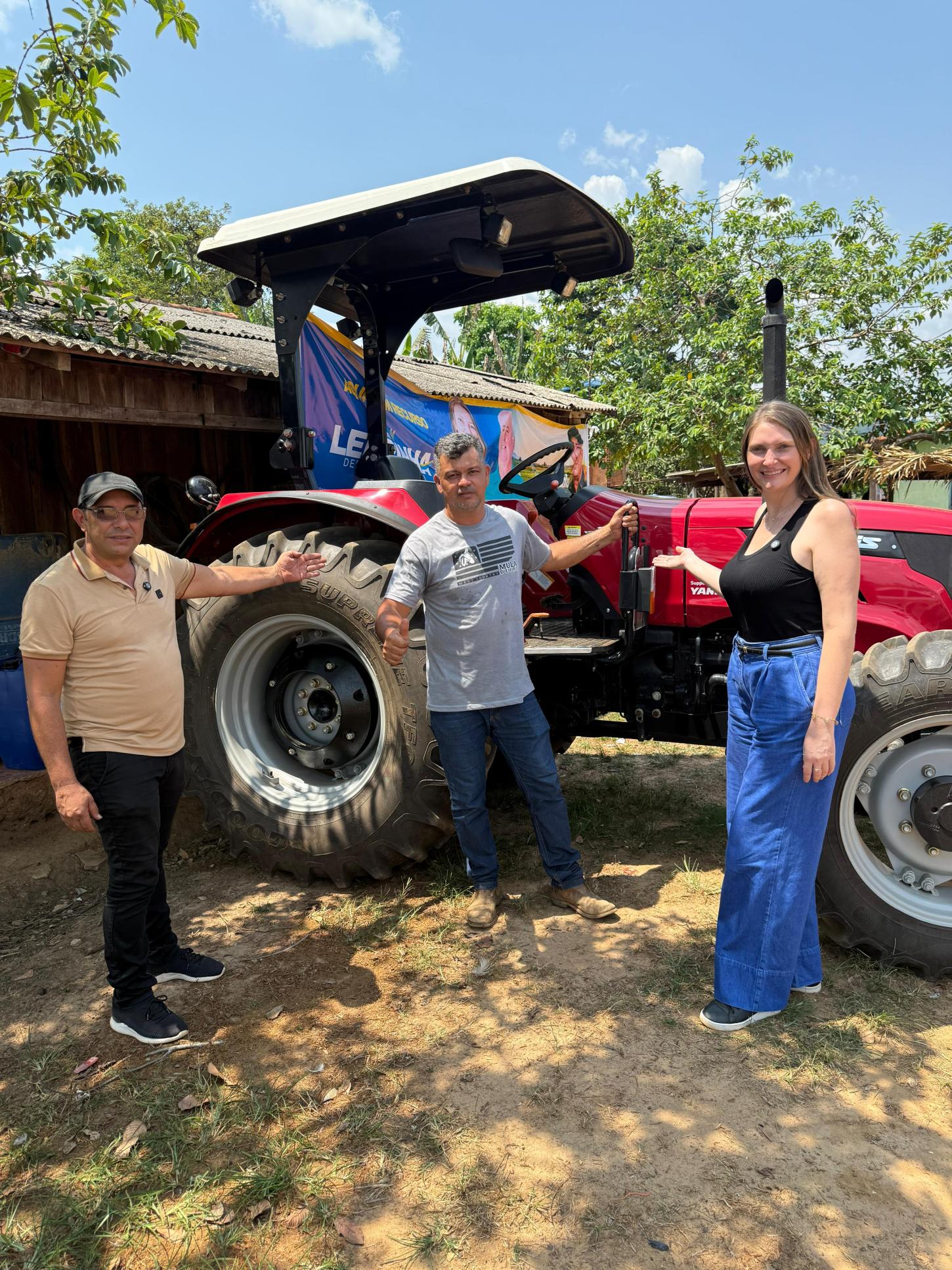 Deputada Lebrinha entrega trator para associação de agricultores em Monte Negro