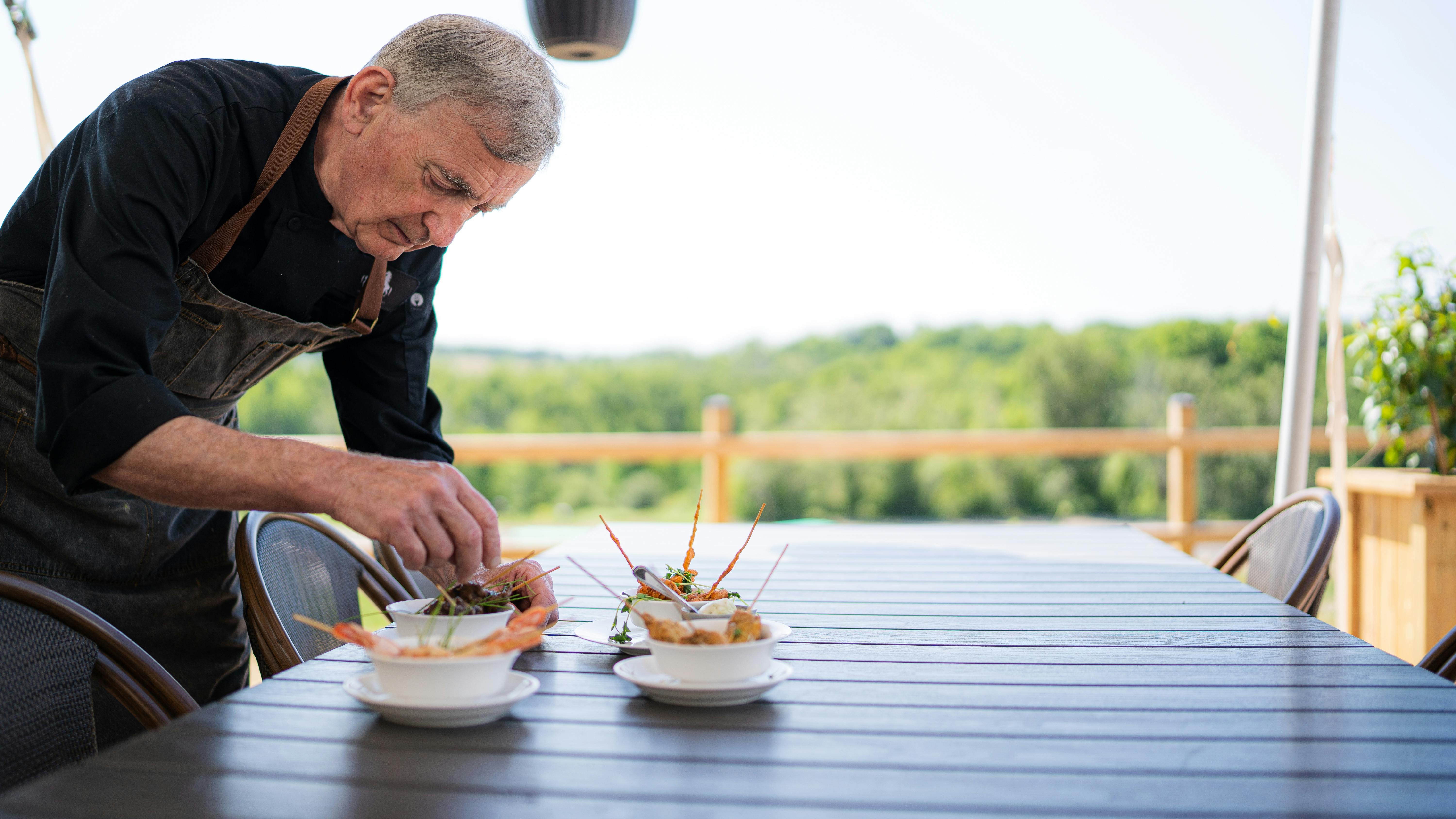 Bares e restaurantes ampliam contratações de pessoas 50+