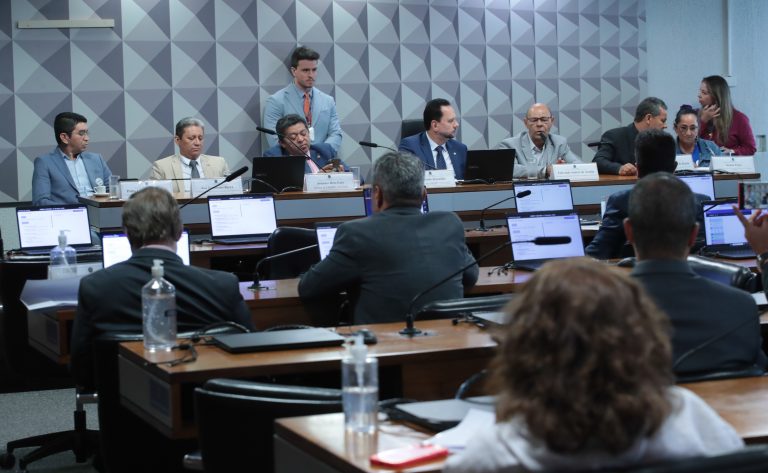 Pescadores pedem fim de entrevistas e de burocracia digital no seguro-defeso