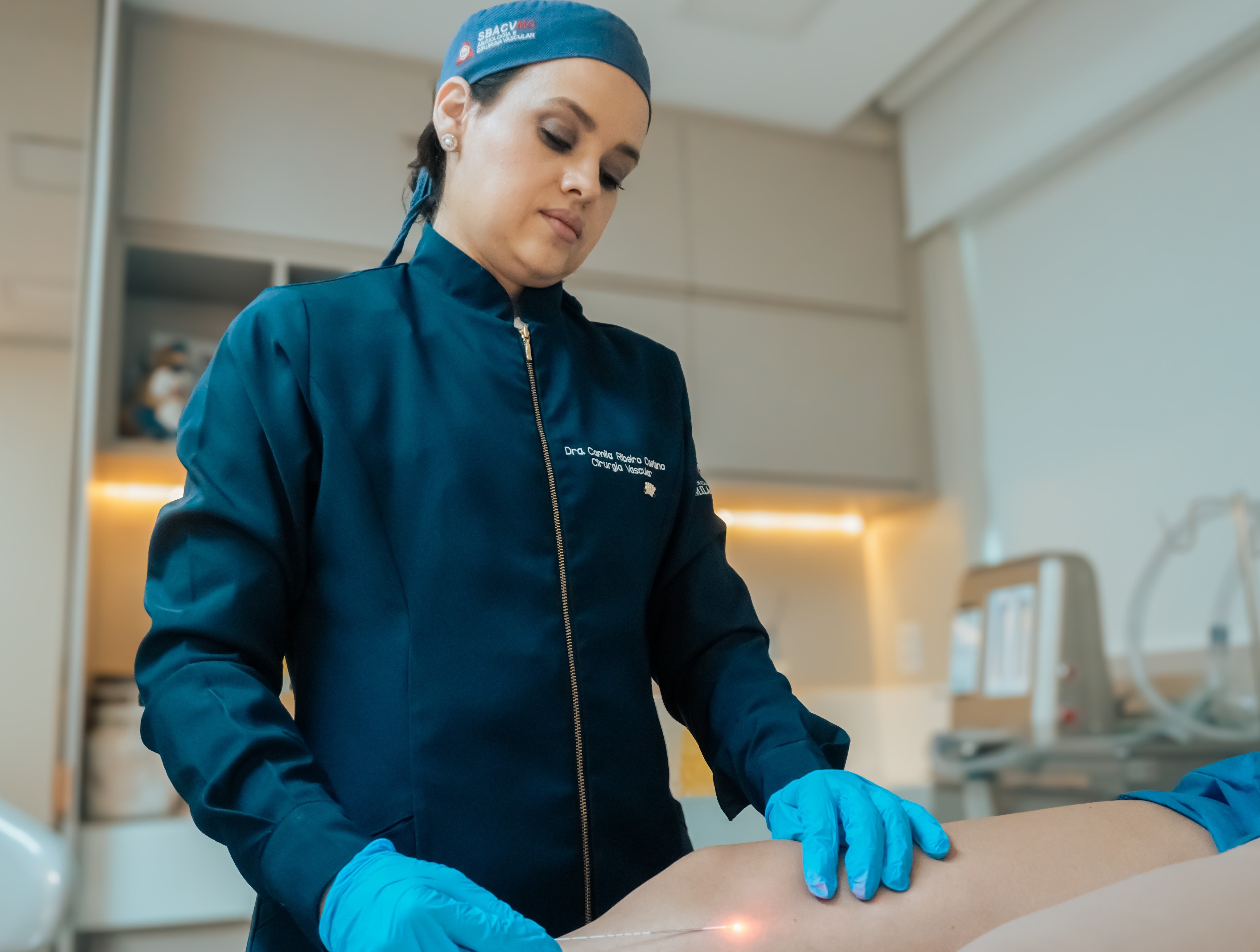 Mulheres 40+ têm alternativa moderna à cirurgia de varizes