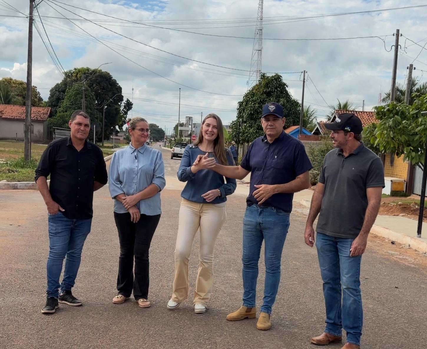 Gislaine Lebrinha acompanha obra de calçadas em Seringueiras