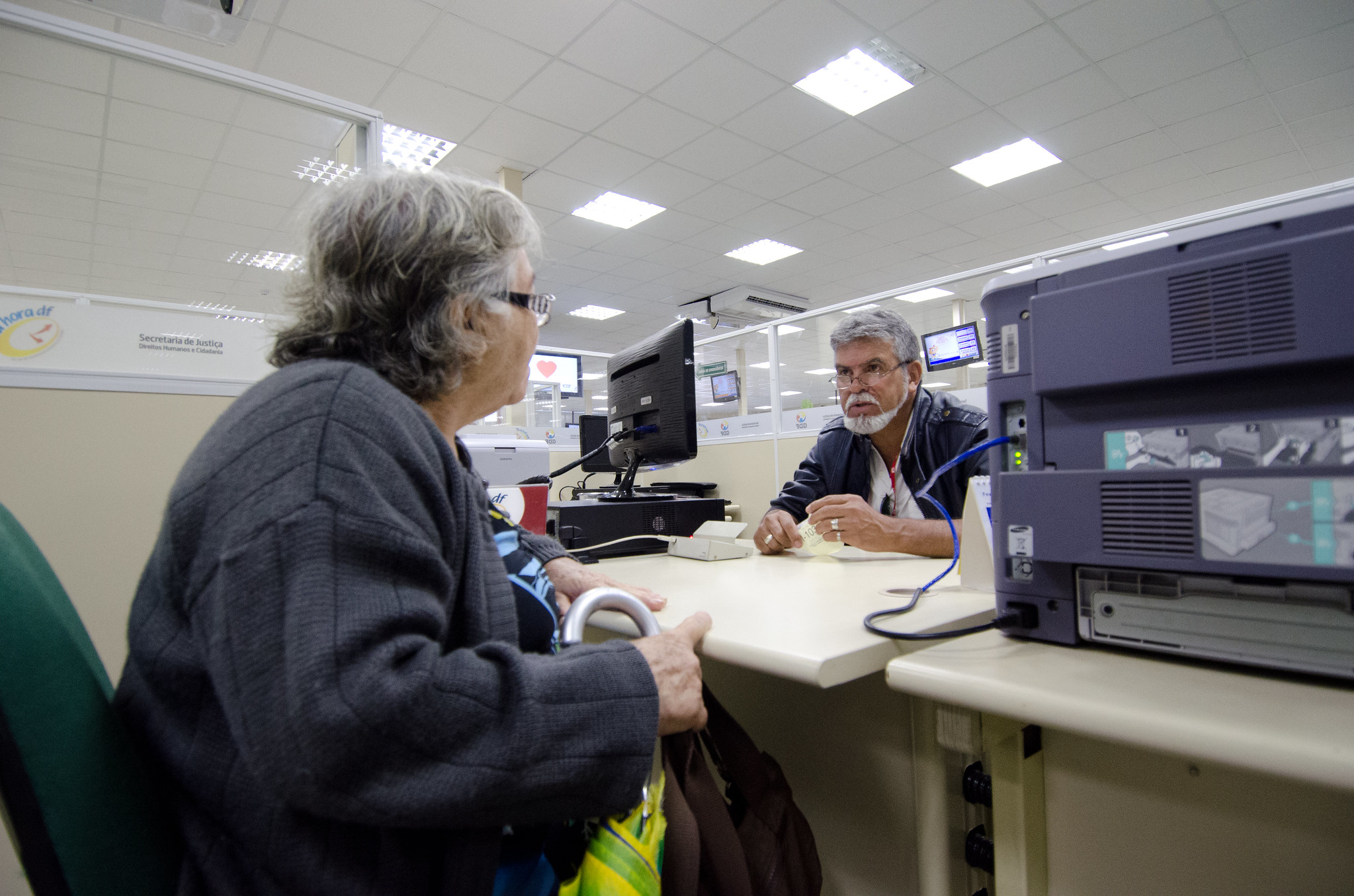 Projeto obriga órgãos públicos a criar espaços específicos para atender idosos