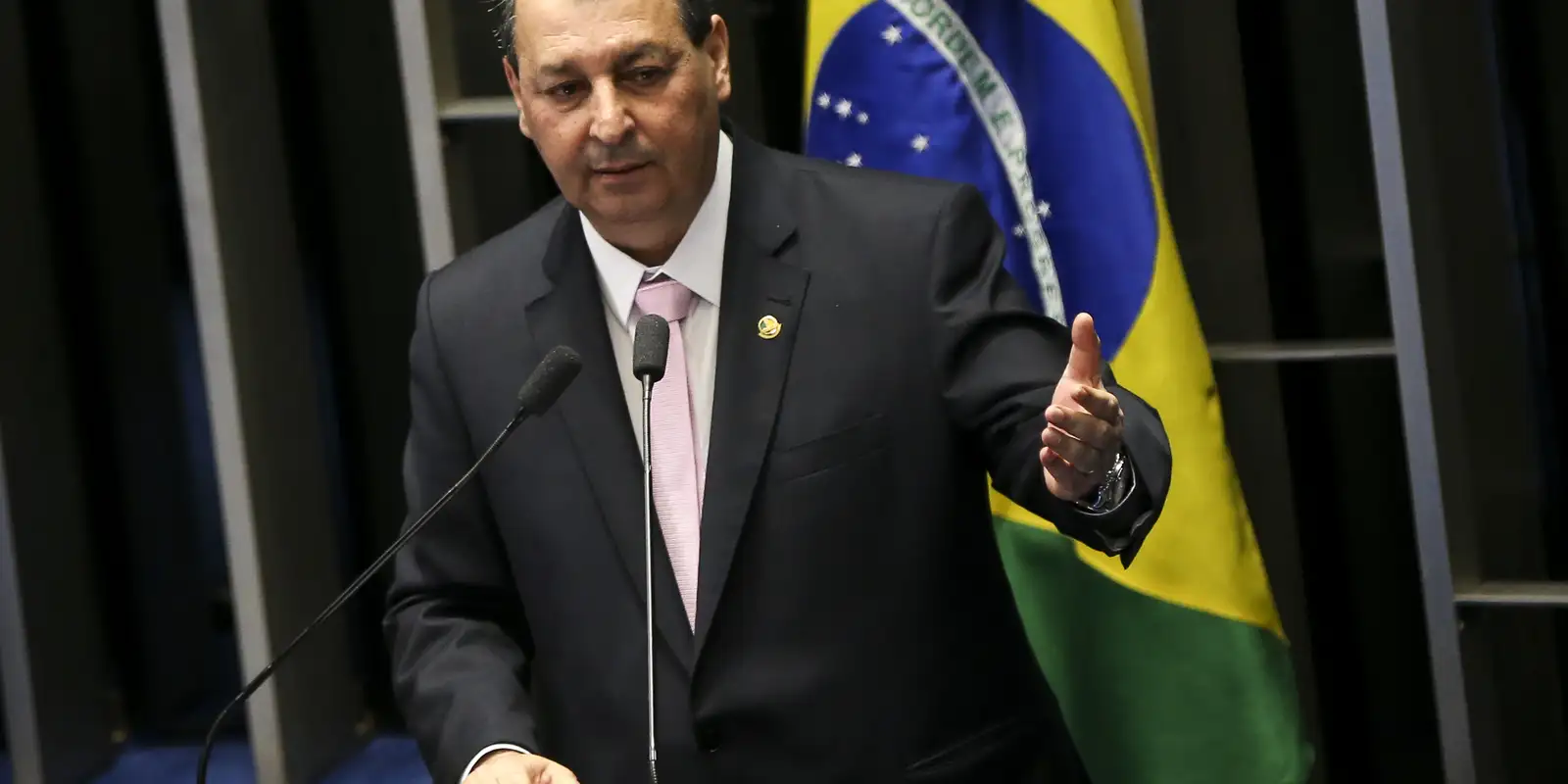 Relator da CCJ rejeita emendas da oposição que buscavam manter 6x1