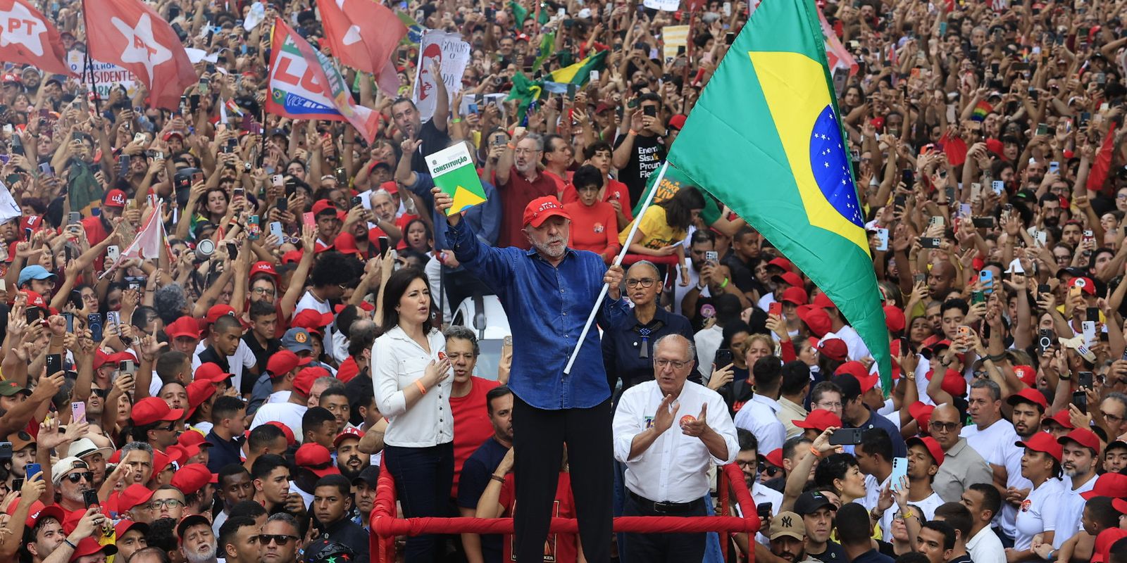 Lula é reeleito presidente do Brasil em virada histórica
