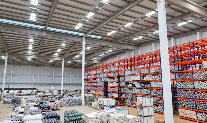 Juros altos: retrofit com luz natural reduz custo industrial