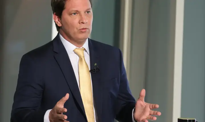 Dino cita risco de evasão e proíbe deputado Mario Frias de deixar país