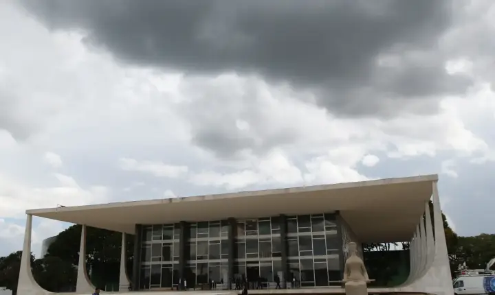 Homem é preso ao tentar inavadir a sede do STF em Brasília 